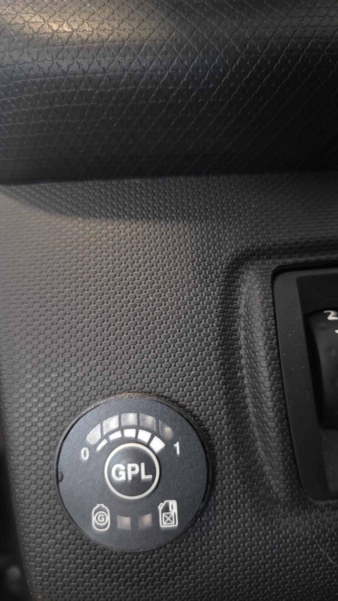 Renault Clio 1.2 75CV GPL 5 porte Costume National