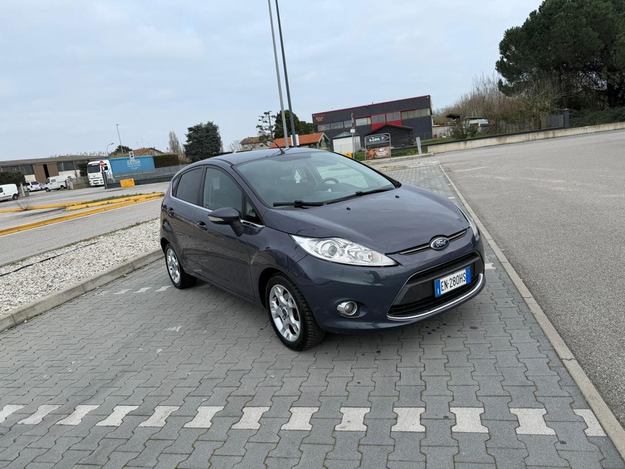 Ford Fiesta 1.4 16V 5p. Bz.- GPL Titanium Bs.