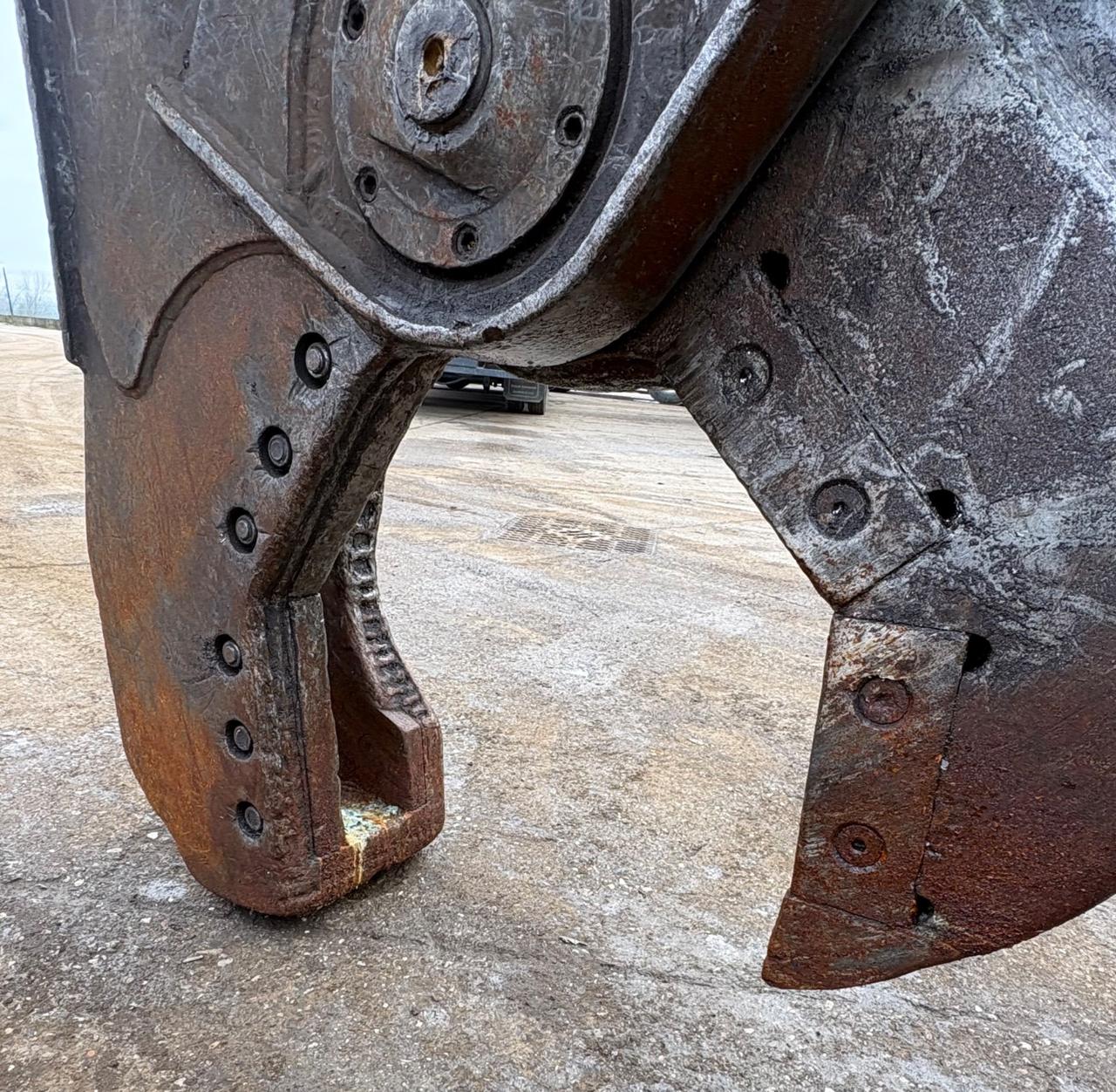 Escavatore VOLVO EC240 + cesoia per rottami