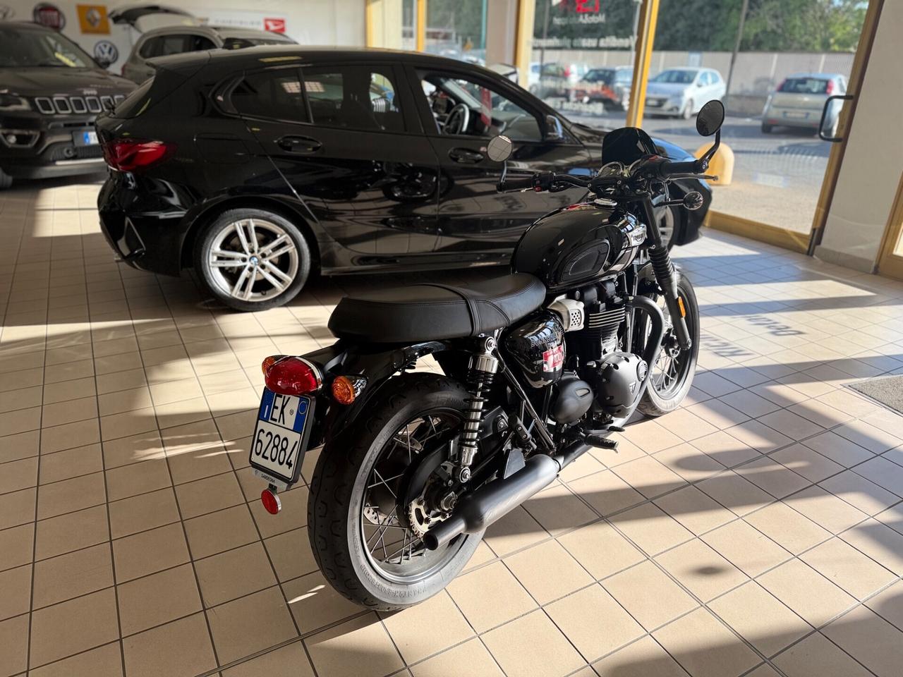 Triumph Bonneville T100 T-100 black 900ht