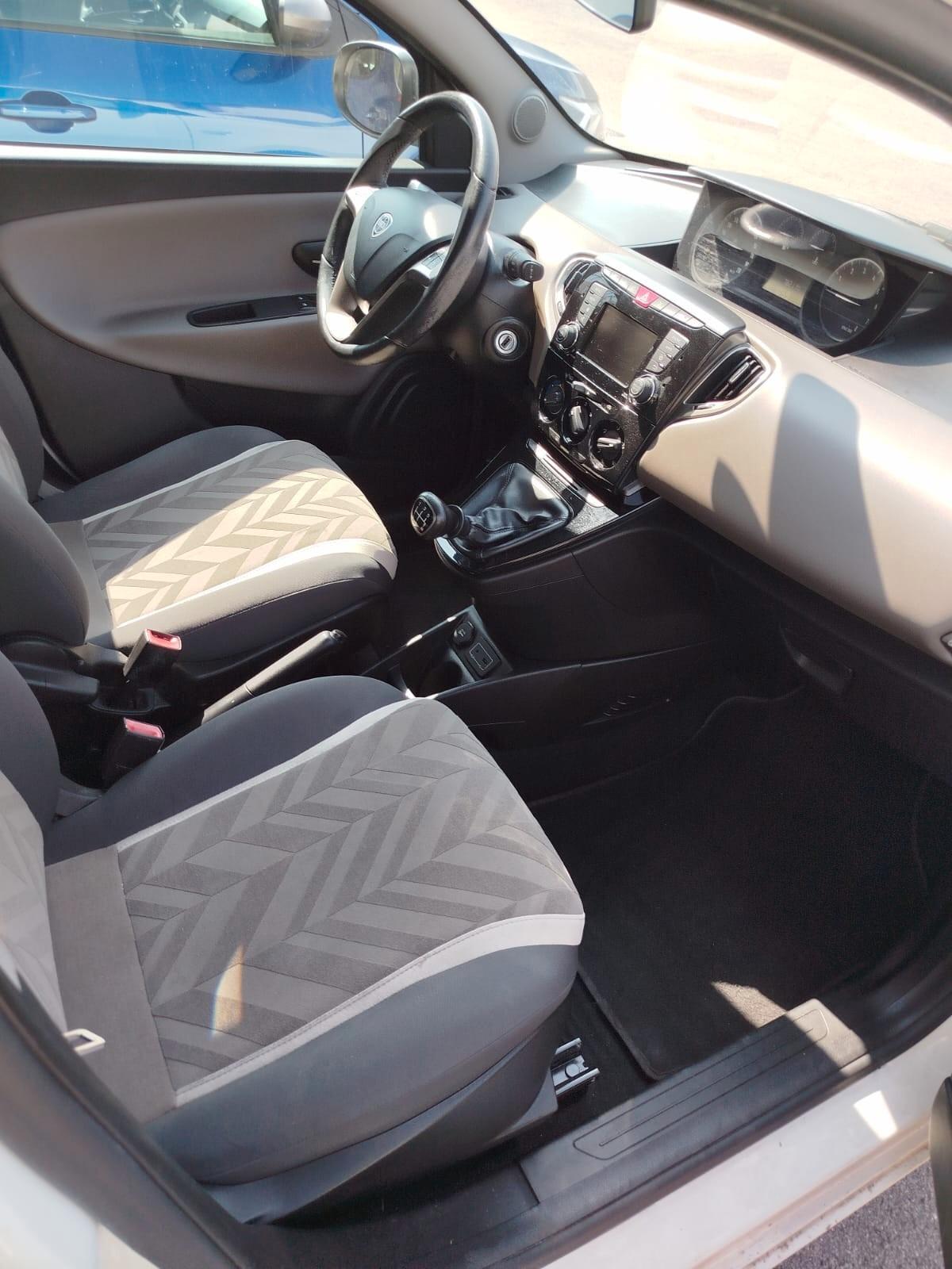 Lancia Ypsilon 1.2 69 CV 5 porte Gold
