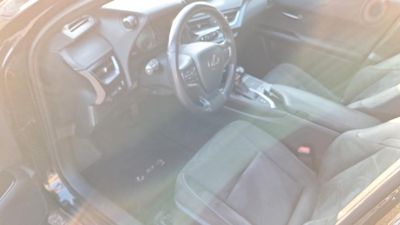 Lexus UX 250h Hybrid Business SOLI KM 43000 !!!!