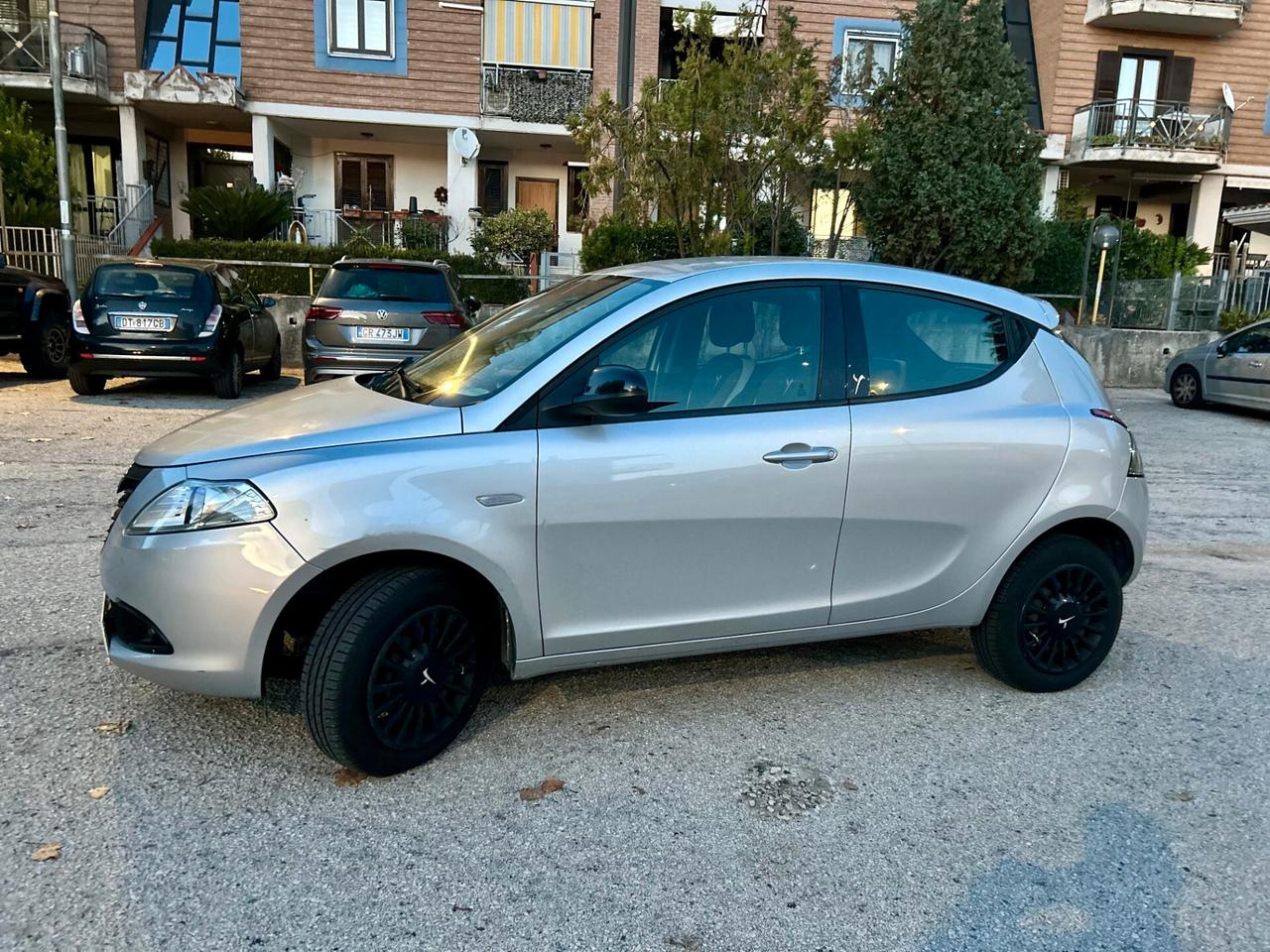 Lancia Ypsilon 0.9 TwinAir 85 CV 5 porte Metano Ecochic Elefantino