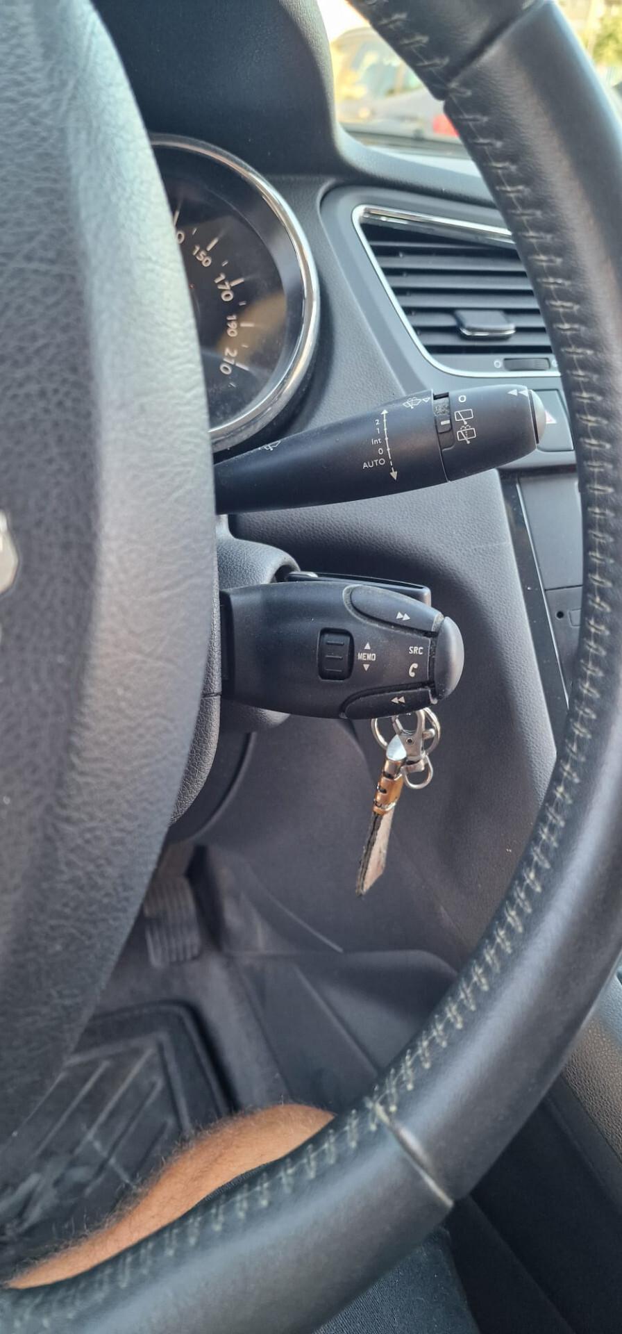 Peugeot 5008 1.6 HDi 115CV Allure 2014 7 POSTI