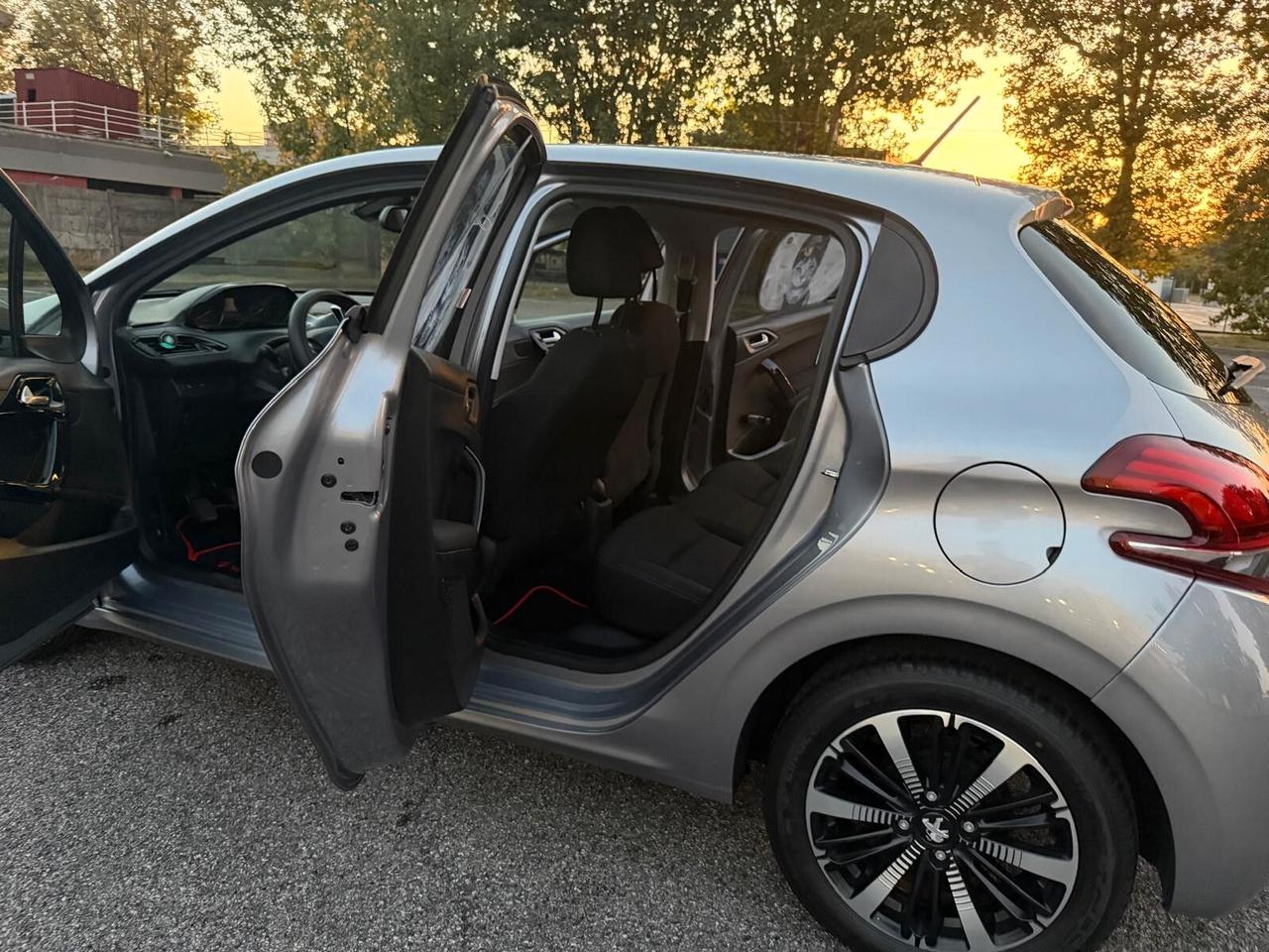 Peugeot 208 PureTech 82 Stop&Start 5 porte Signature