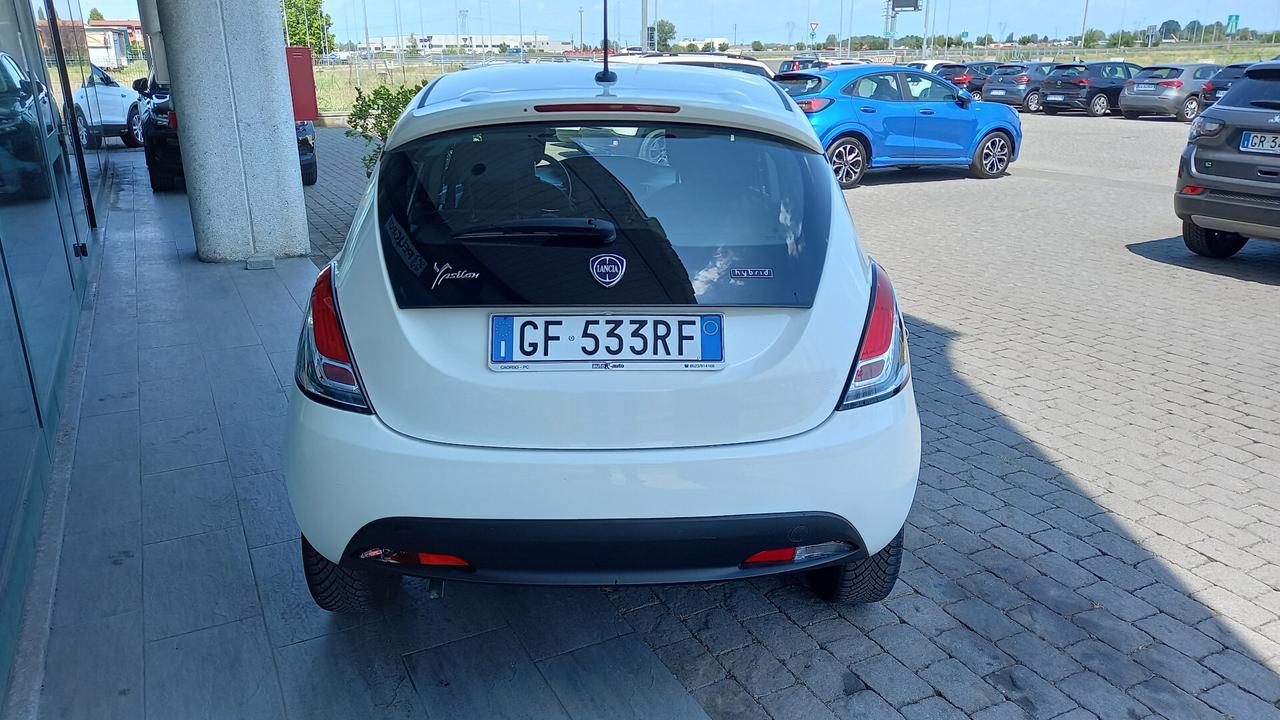 Lancia Ypsilon 1.0 FireFly 5 porte S&S Hybrid Ecochic Silver