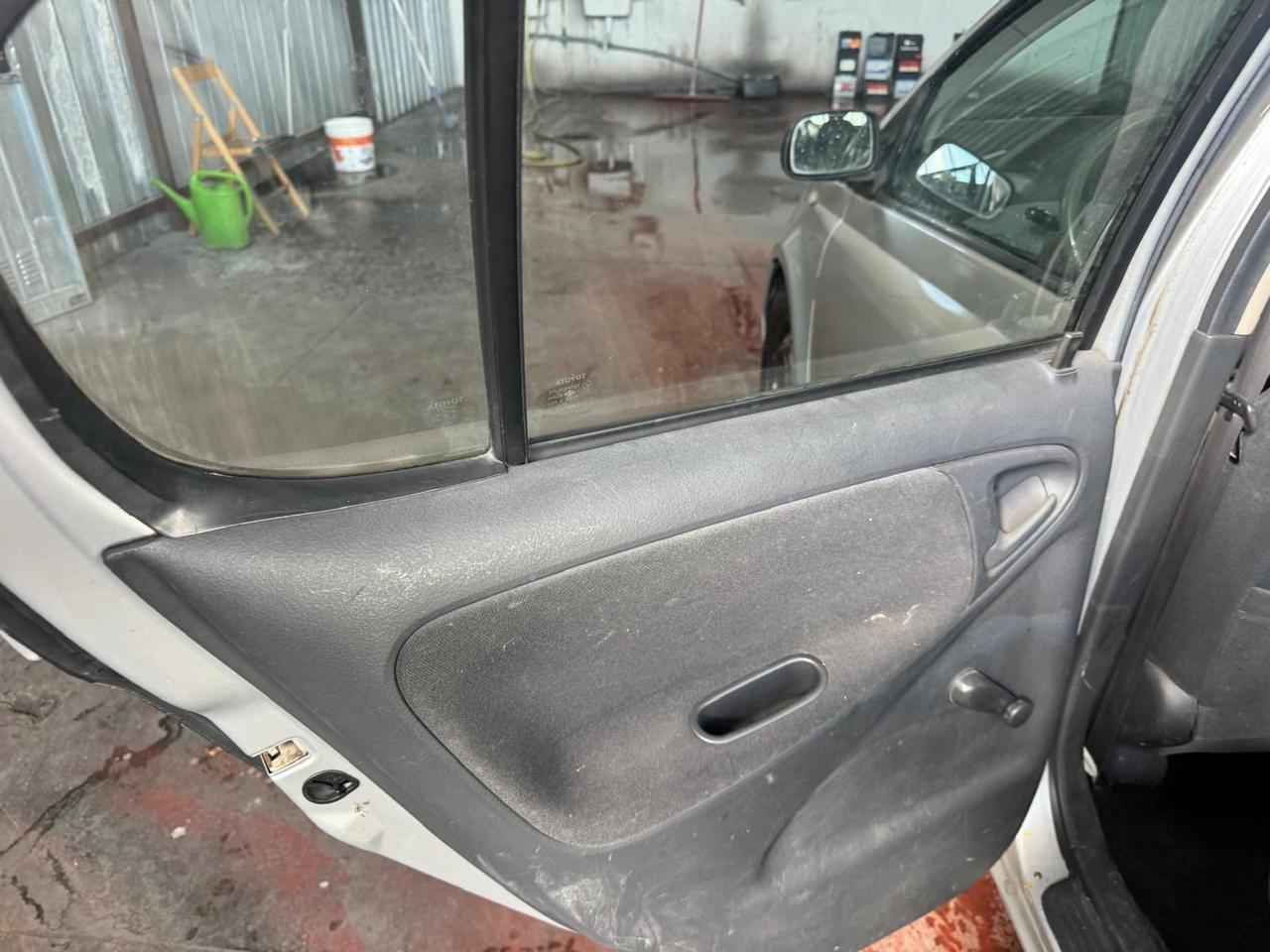 Toyota Yaris 1.0i 16V cat 5 porte Sol