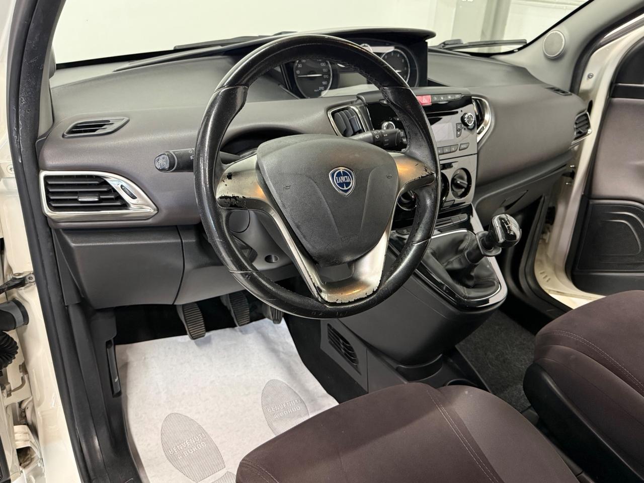 Lancia Ypsilon 0.9 TwinAir 85 CV 5 porte Metano Ecochic Silver