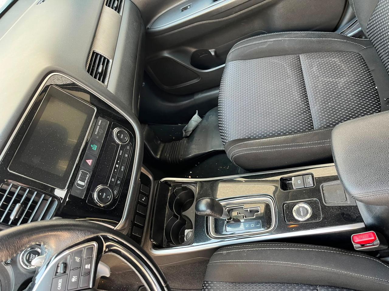 Mitsubishi Outlander 2.2 DI-D 4WD Instyle Plus SDA 7 posti
