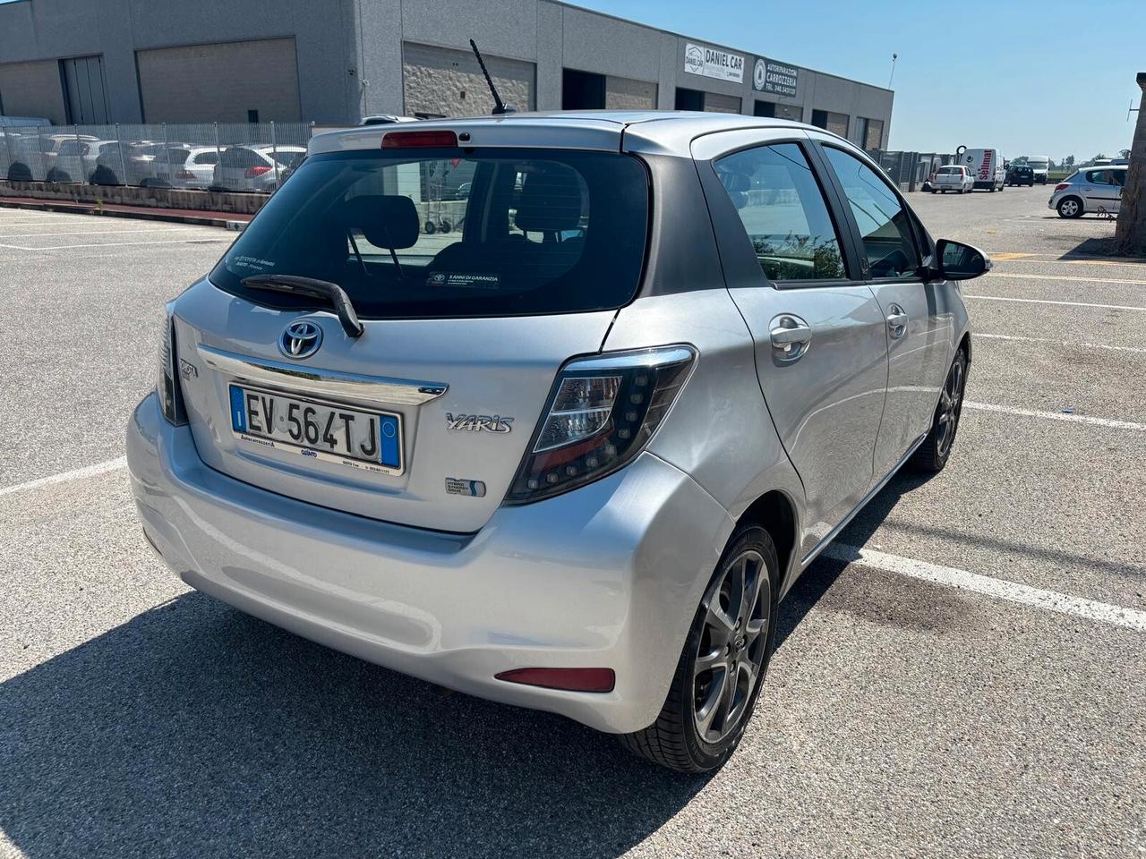 Toyota Yaris 1.5 Hybrid 5 porte Lounge Più GARANZIA UFFICIALE 3 ANNI TAGLIANDI CERTIFICATI KM ORIGINALI