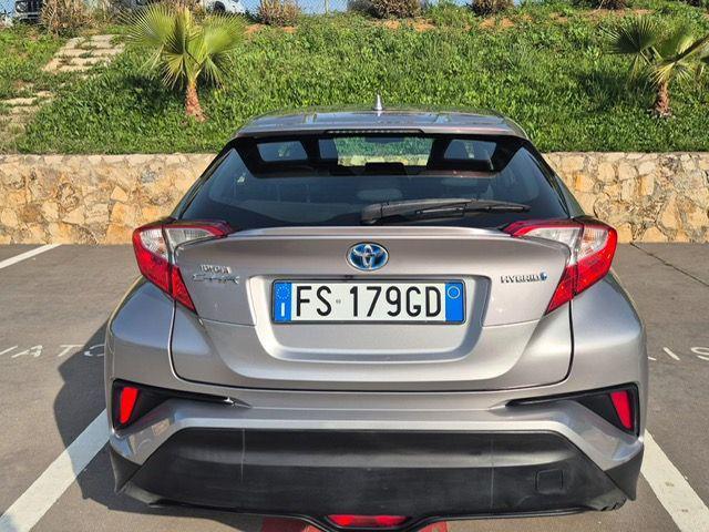 TOYOTA C-HR 1.8 Hybrid E-CVT Business