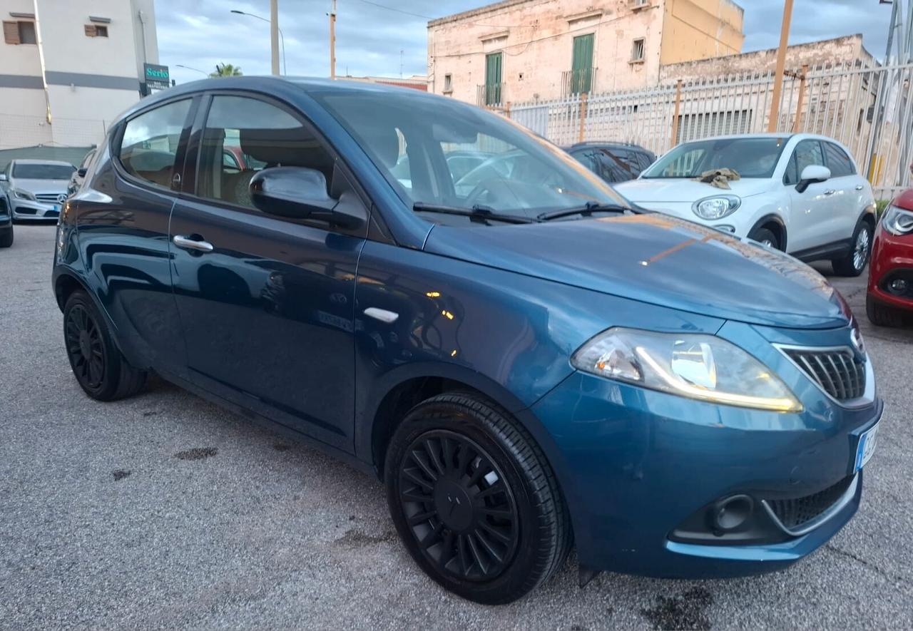 Lancia Ypsilon 1.0 FireFly 5 porte S&S Hybrid Ecochic Silver