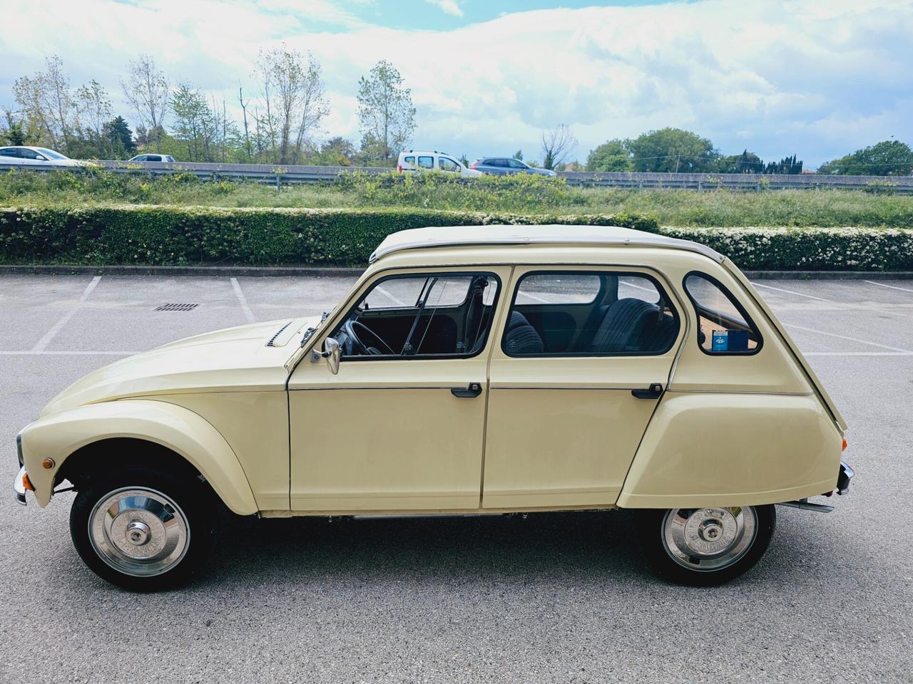 Citroen 2CV 6 Special Diane Asi con Crs