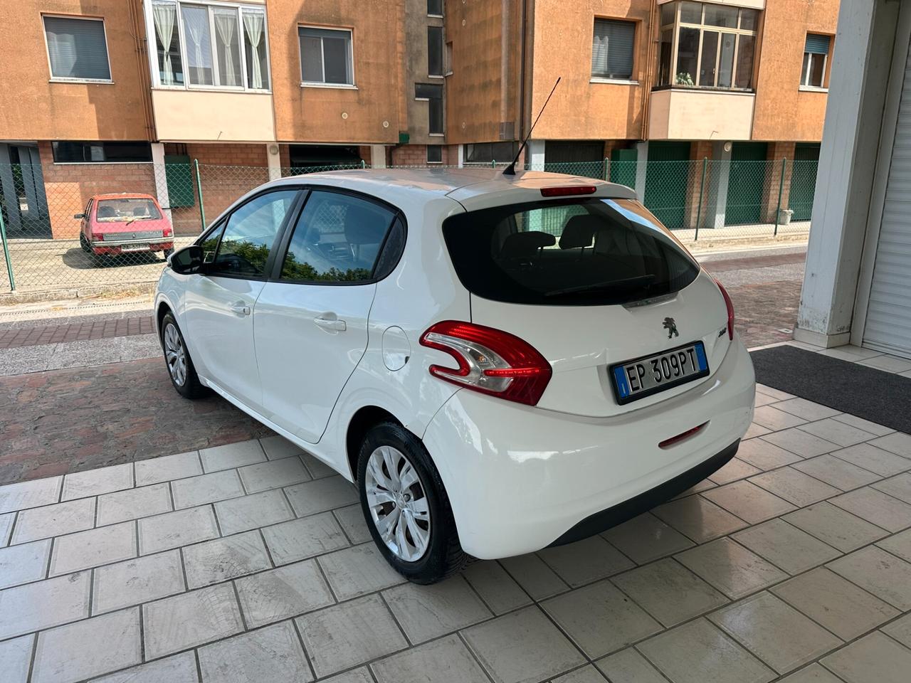 Peugeot 208 1.2 VTi 82 CV (12 RATE)