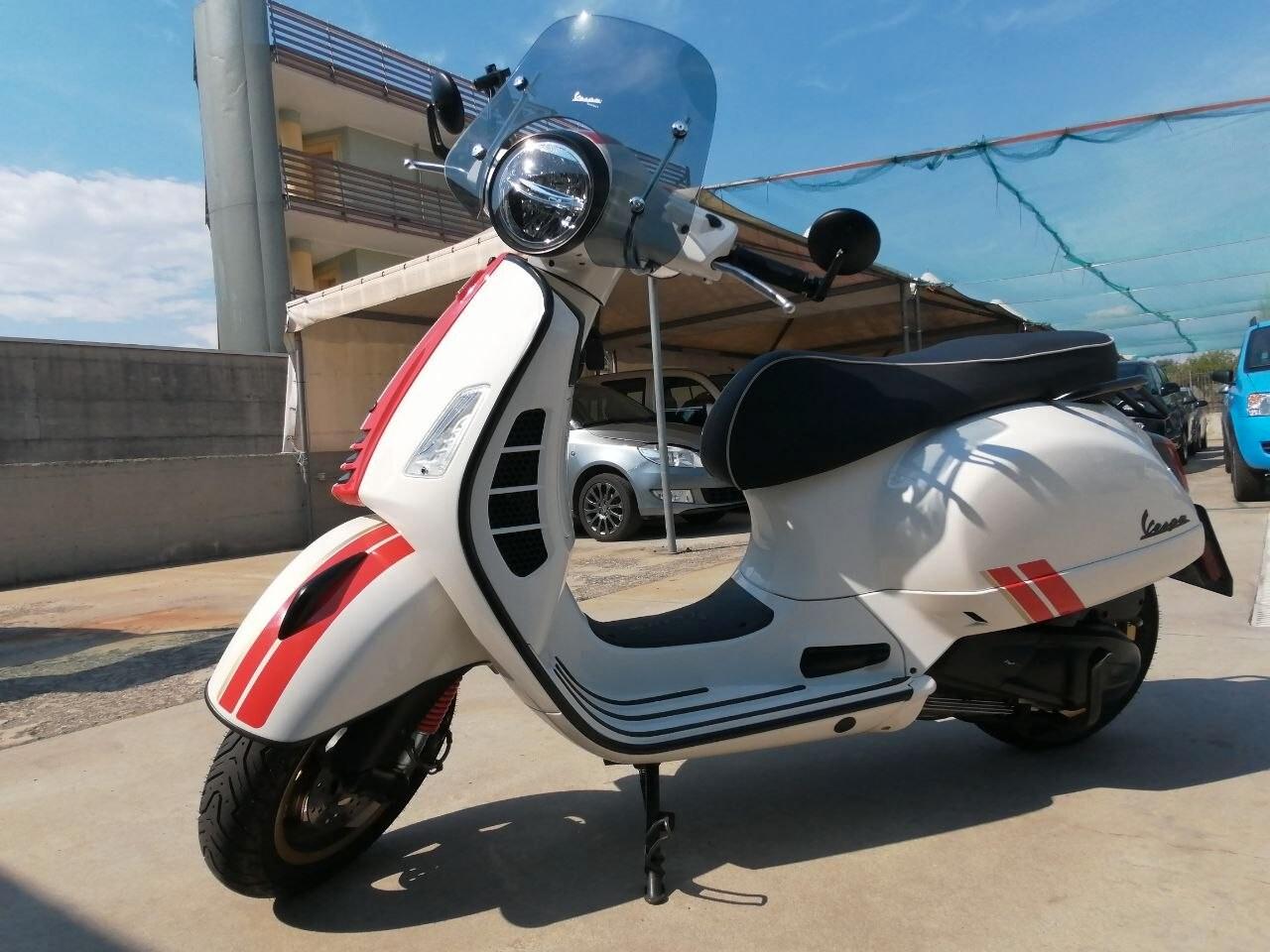 Piaggio Vespa 300 GTS hpe SUPER RACING SIXTIES