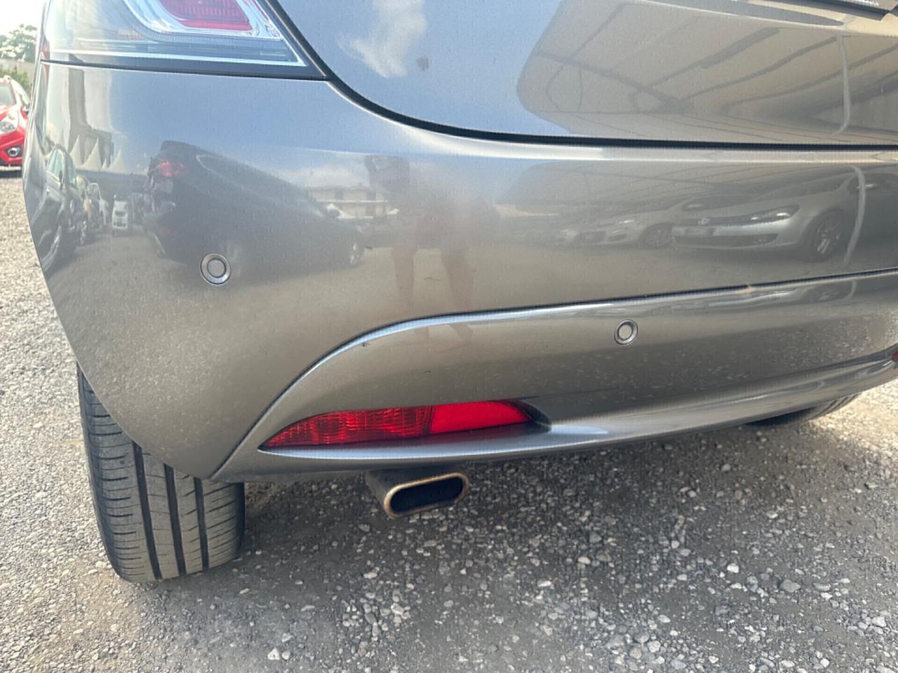 Lancia Ypsilon 1.0 FireFly 5 porte S&S Hybrid Ecochic Silver