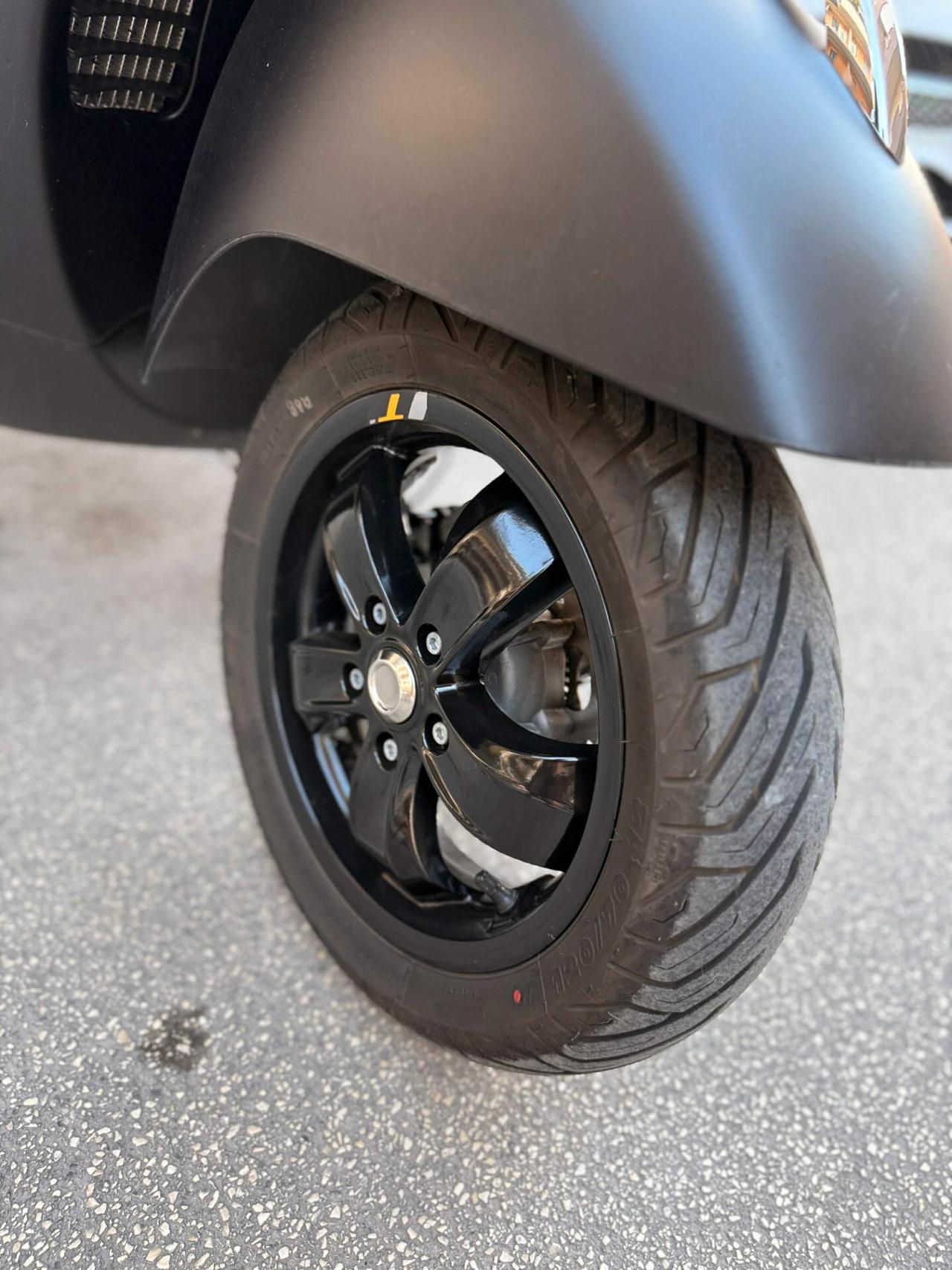 Piaggio Vespa 300 GTS BLACK