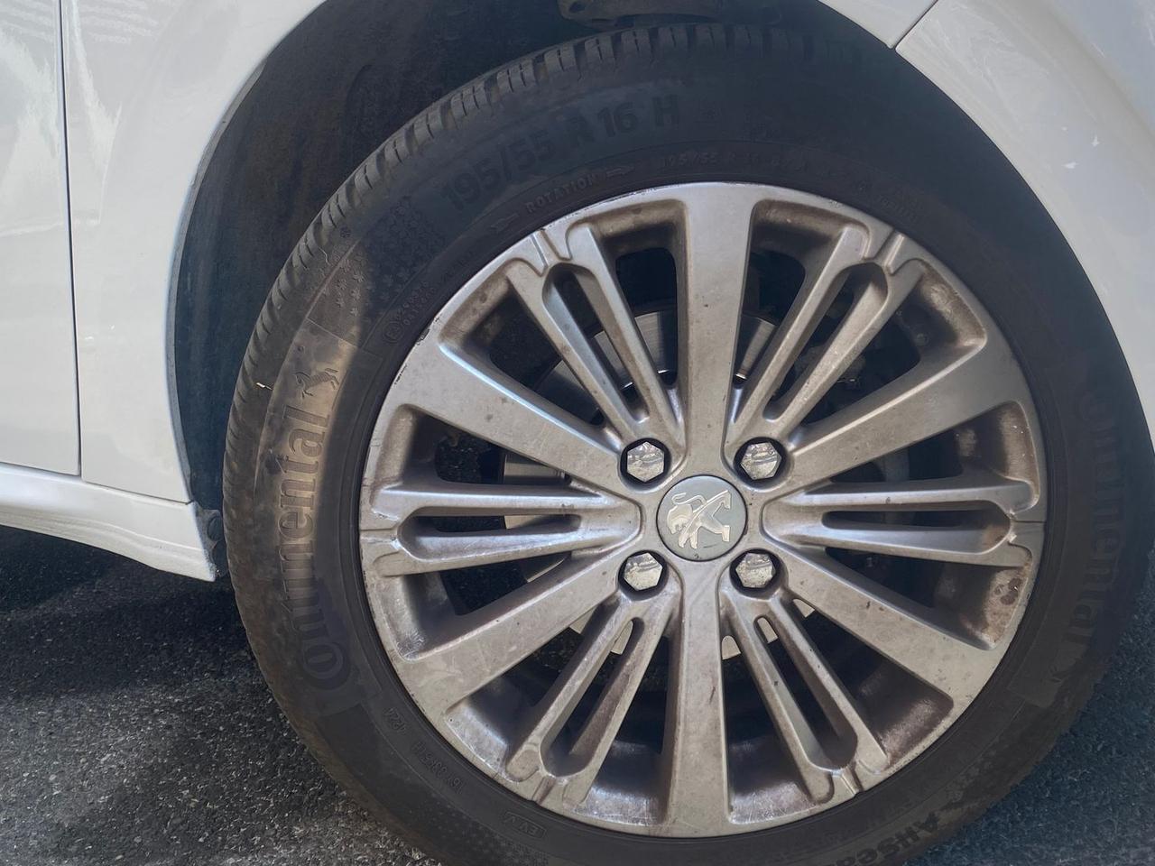 Peugeot 208 life #11893