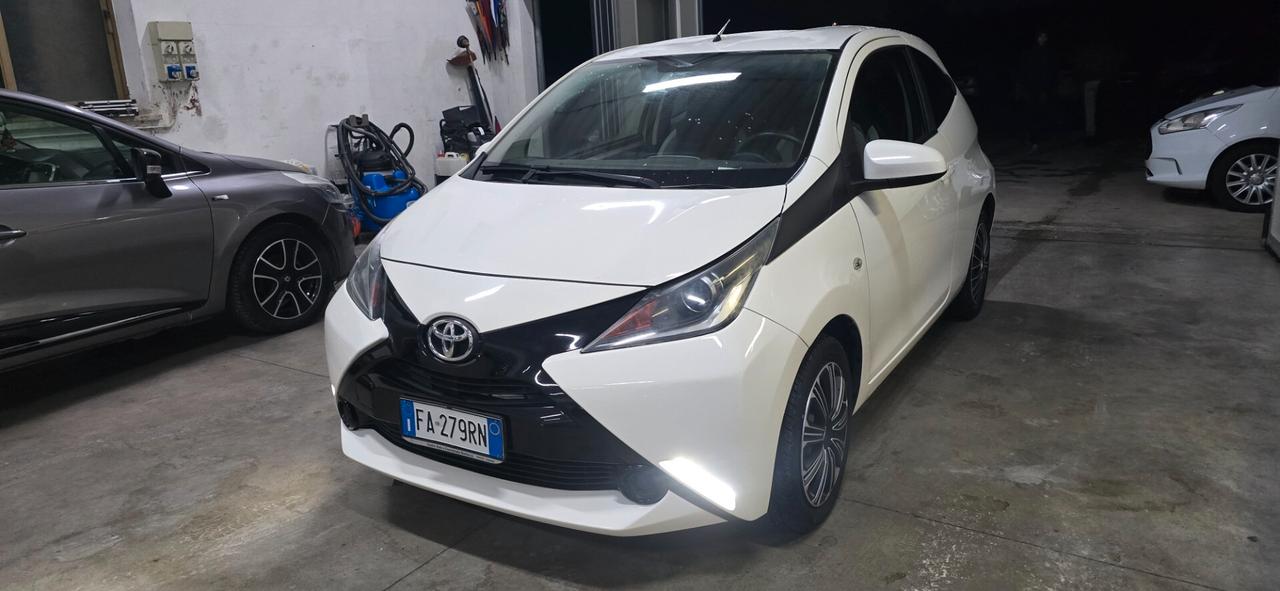Toyota Aygo 1.0 VVT-i 69 CV 3 porte x-clusiv