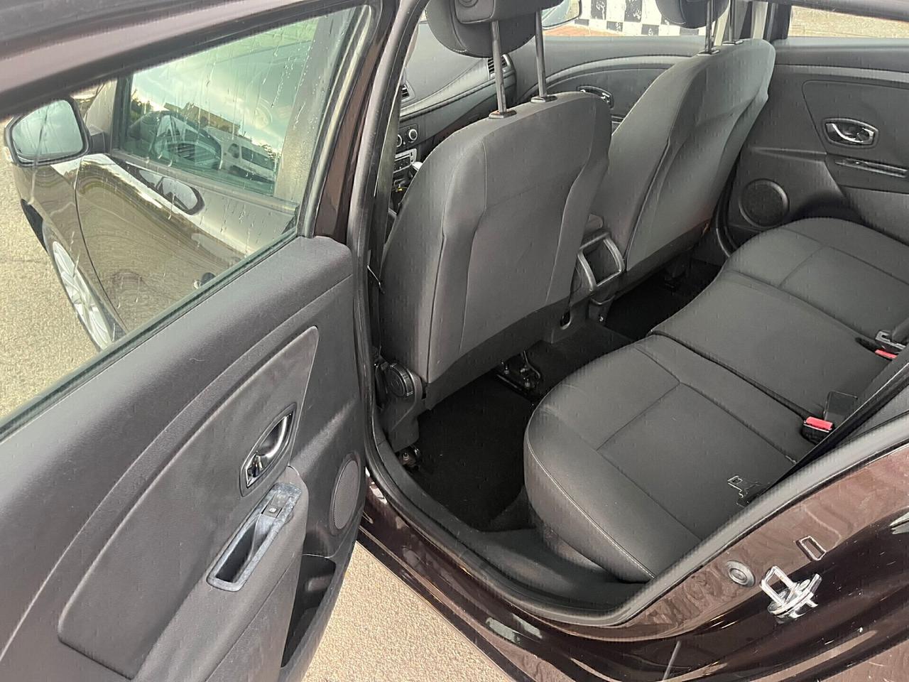 Renault Megane 1.5 dCi 110CV EDC SporTour 2012