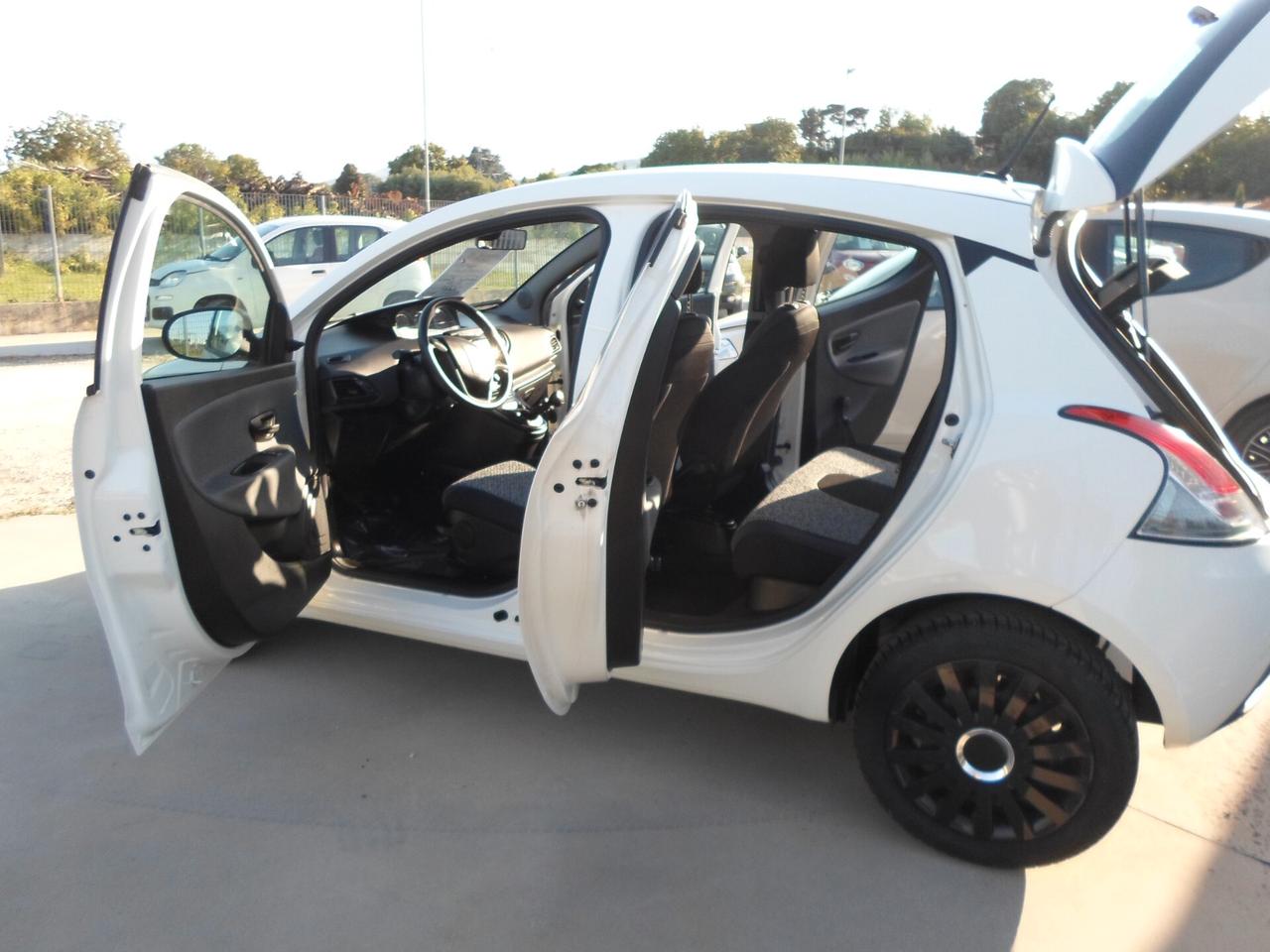 Lancia Ypsilon 1.0 FireFly 5 porte S&S Hybrid Ecochic Gold