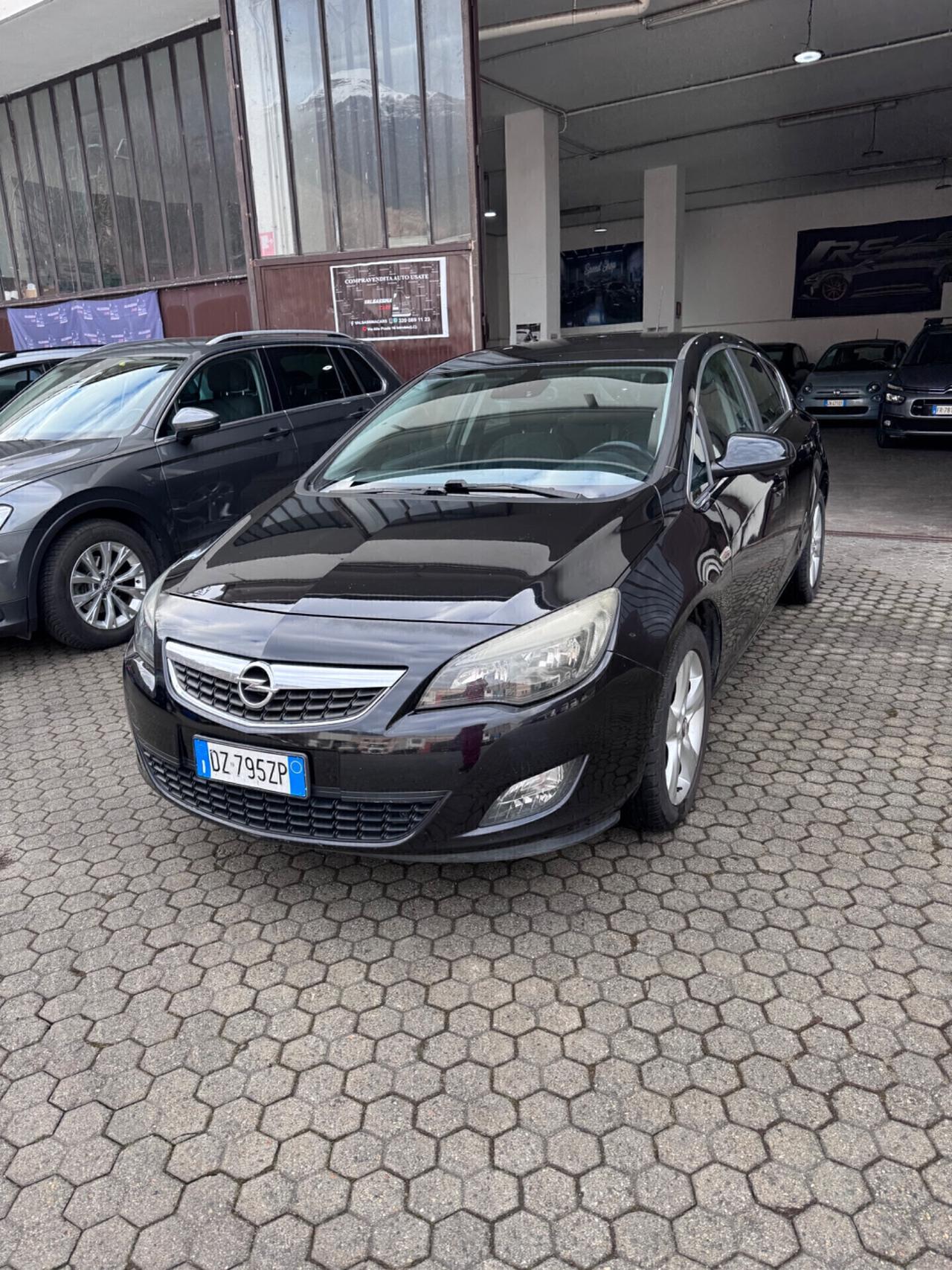 Opel Astra 5p COSMO S