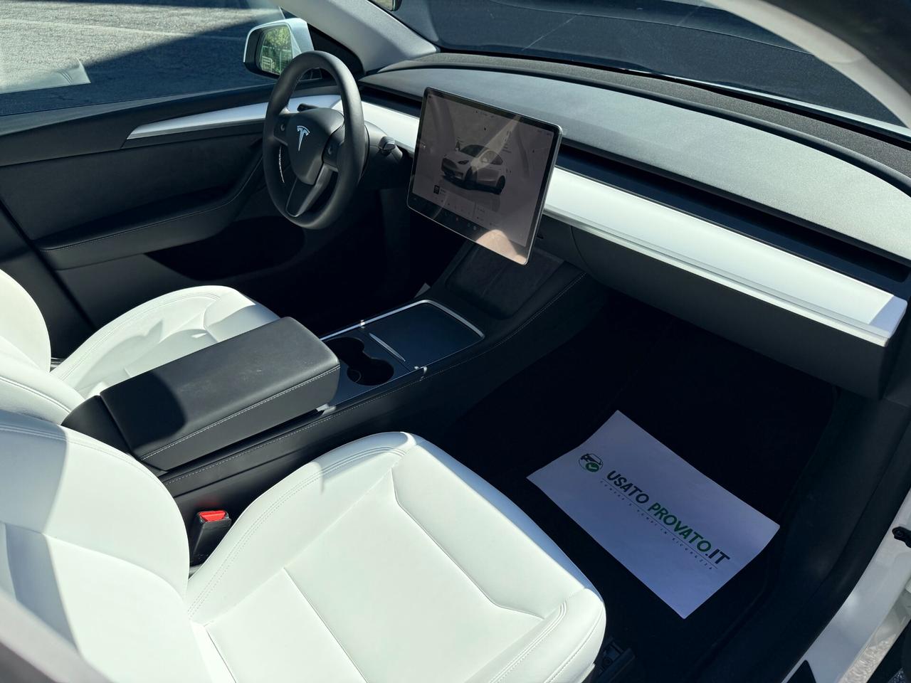 Tesla Model Y Long Range AWD Interni BIANCHI