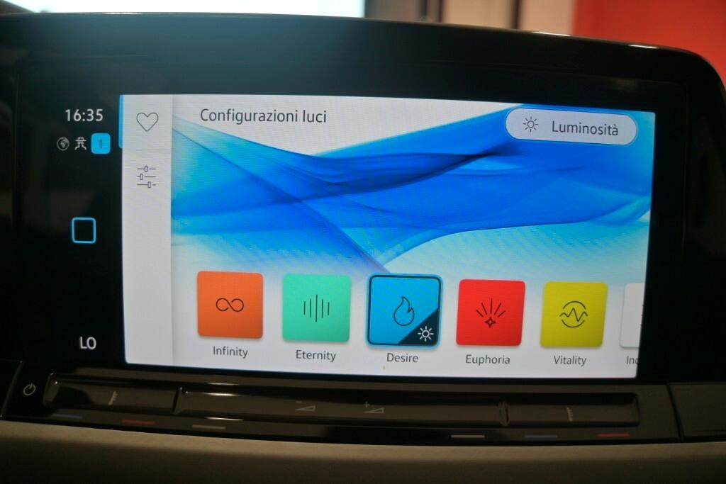 VOLKSWAGEN GOLF 8 2.0 TDI 115CV DSG SCR LIFE ( FARI LED - DIGITAL COCKPIT - ADAPTIVE CRUISE - AMBIENT LIGHTS - APP CONNECT - PARK PILOT - TELECAMERA POST. )