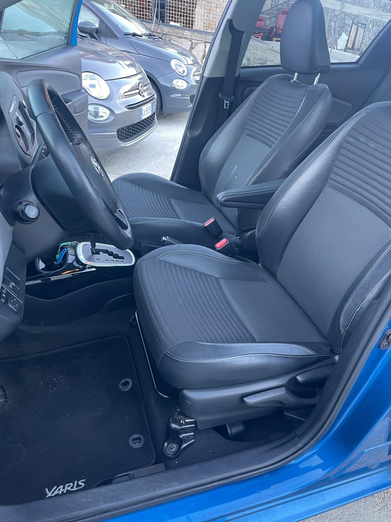 Toyota Yaris HYBRID PLATINUM EDITION