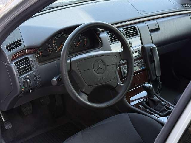 Mercedes-Benz E 200 Elegance