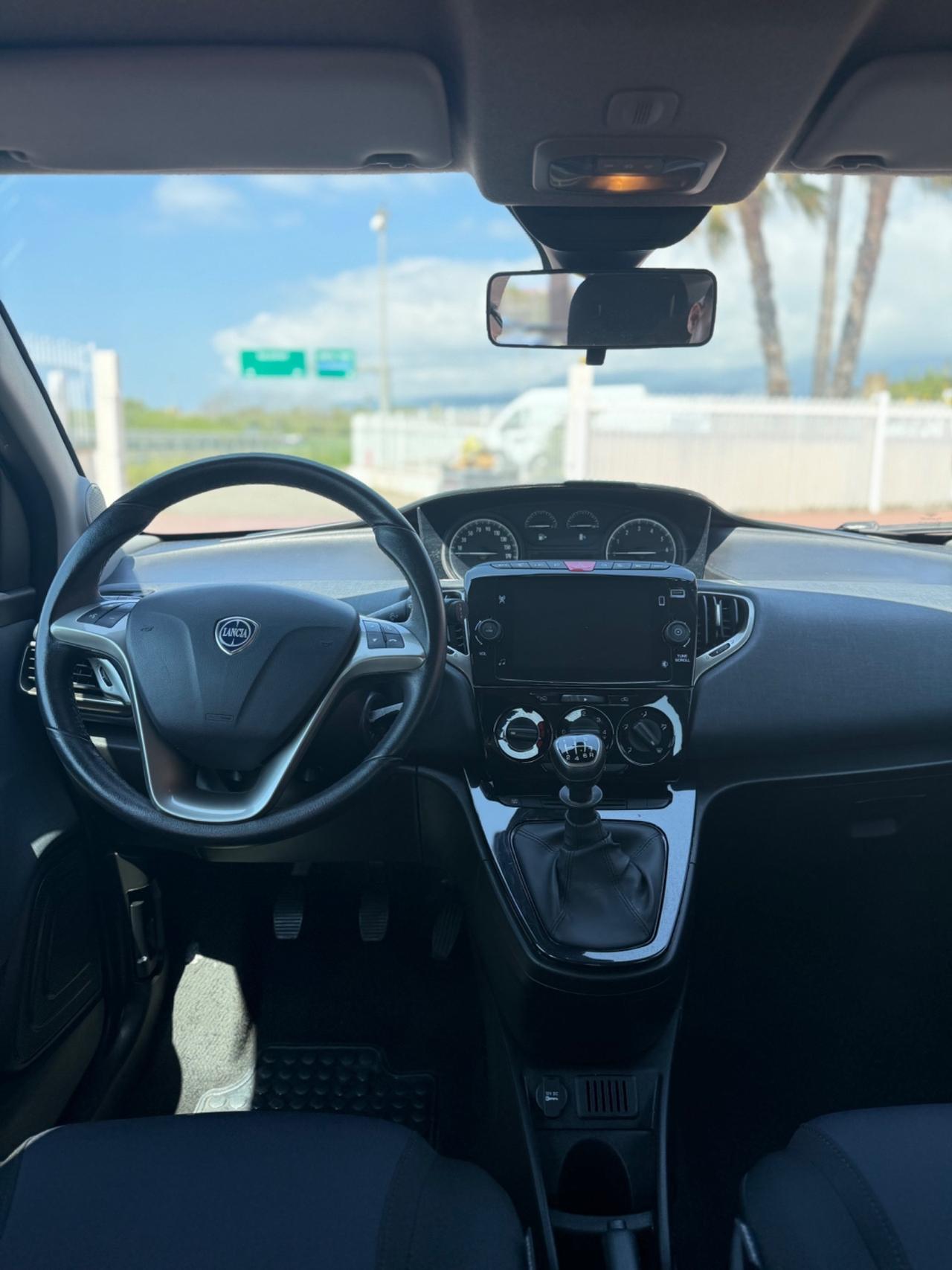 Lancia Ypsilon 1.0 Hybrid 69cv