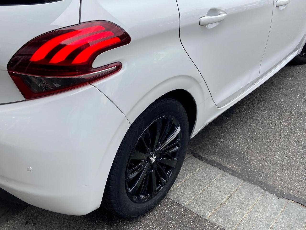 Peugeot 208 Black Line 1.2 PureTech 82 #50393