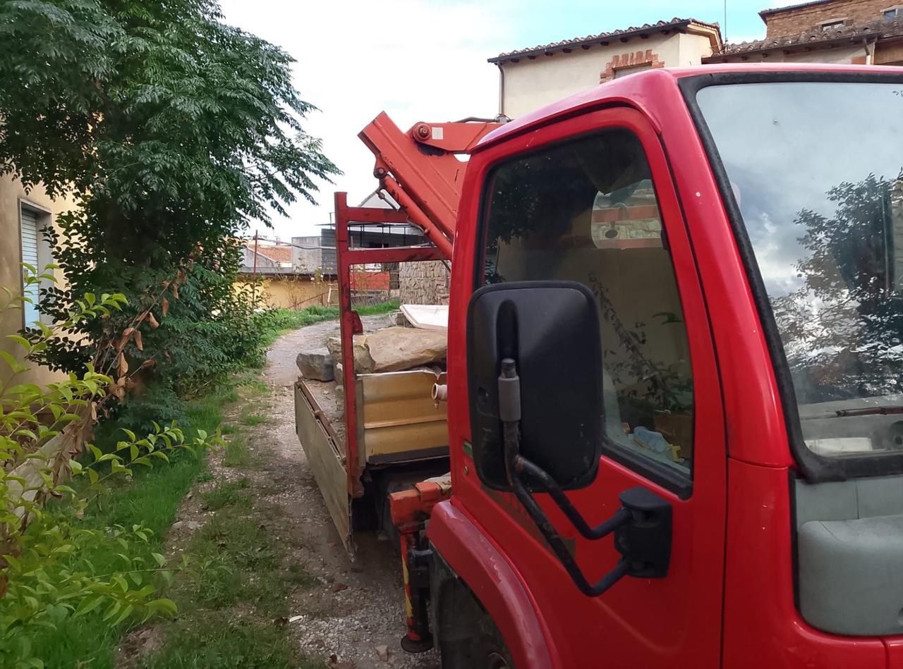 Nissan con gru benelli 1500