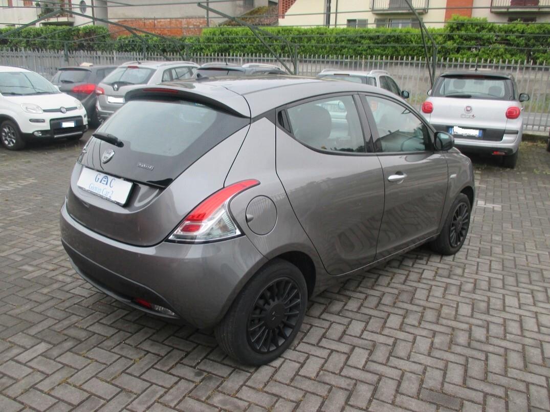 Lancia Ypsilon 1.0 FireFly Hybrid Ecochic Per Neopatentati