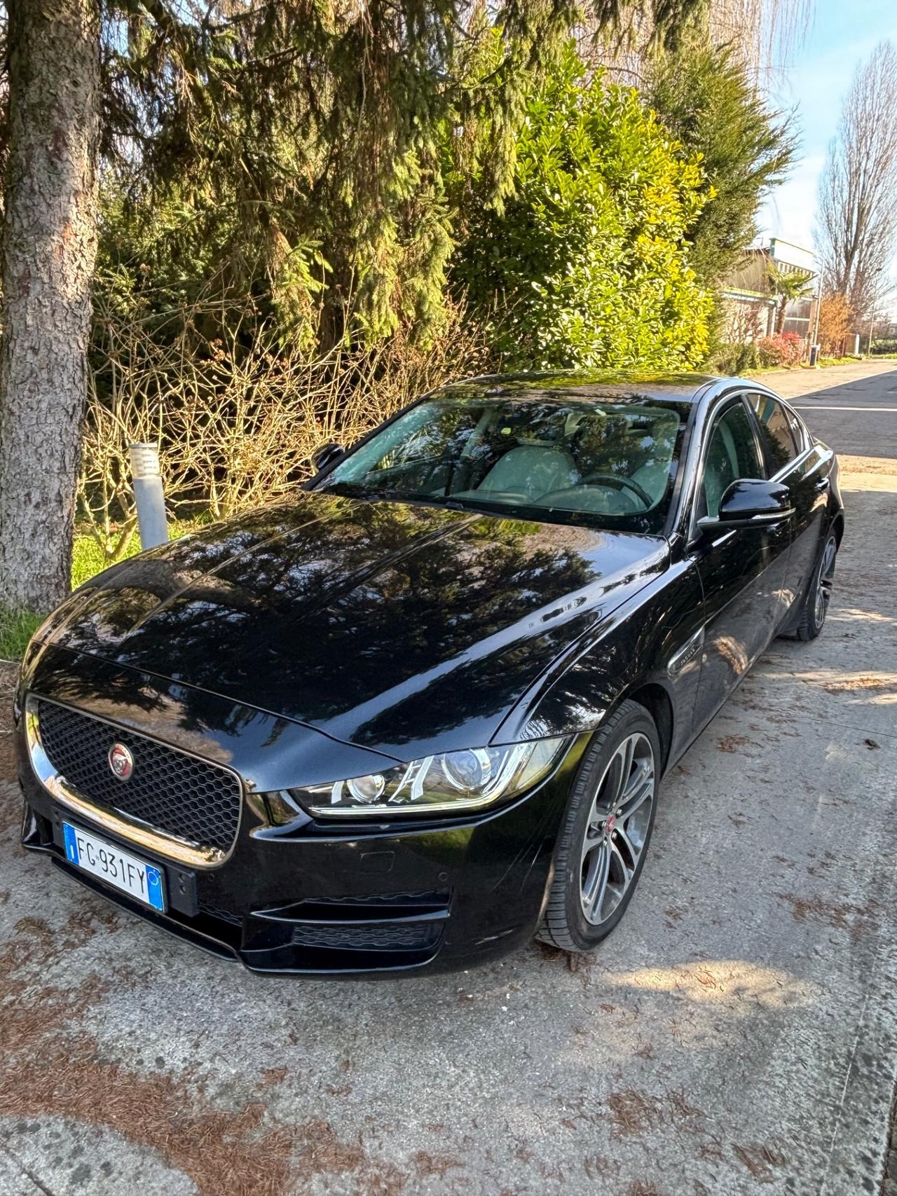 Jaguar XE 2.0 D Turbo R-Sport