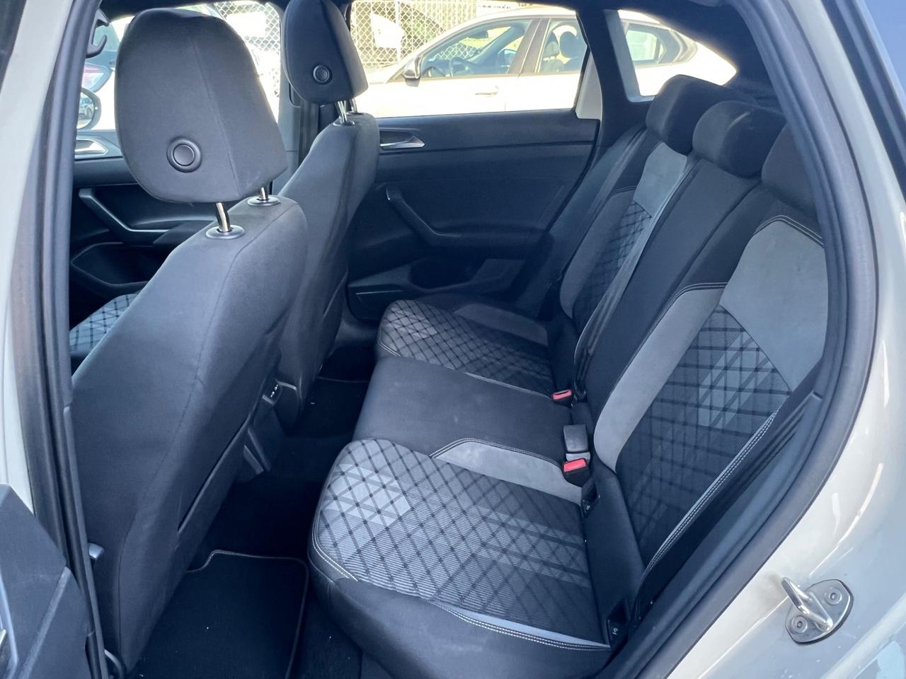 Volkswagen Taigo 1.0 TSI 110 CV R-Line TETTO APRIBILE / FINANZIABILE