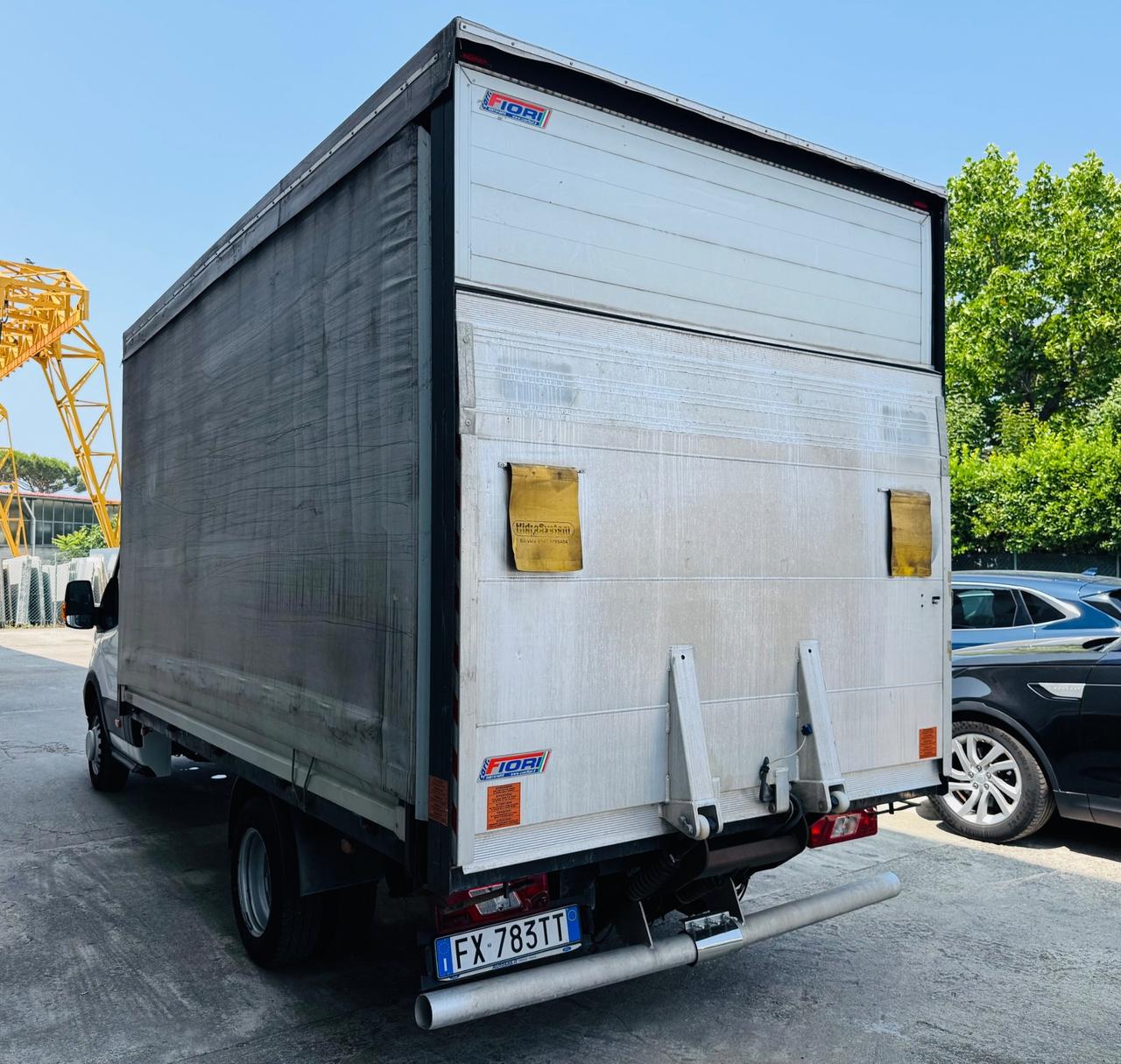 Ford Transit con la pedana ribasabile