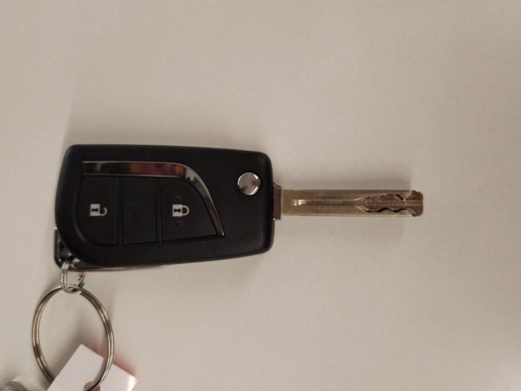 TOYOTA Yaris cross 1.5h active fwd 115cv e-cvt del 2025