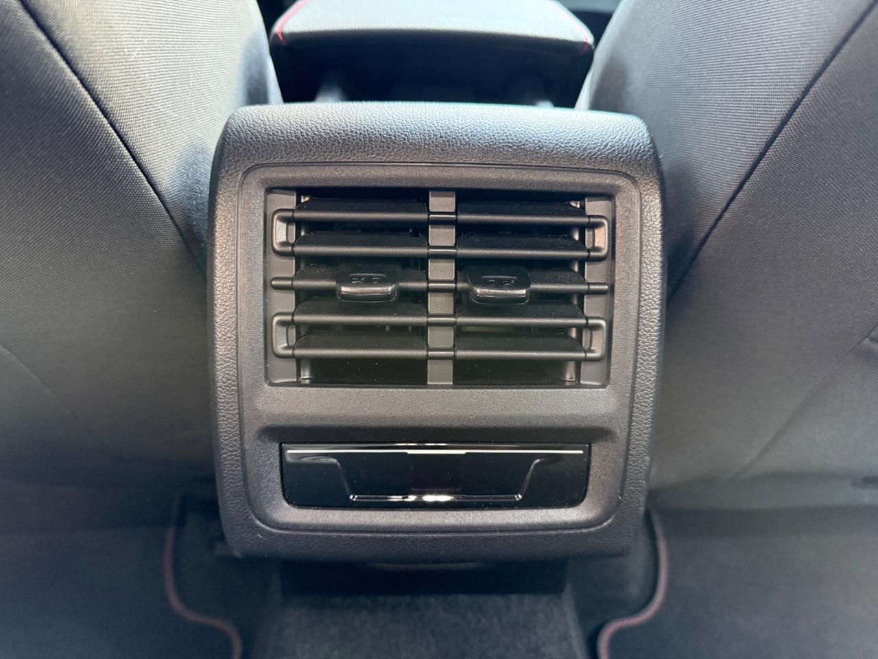 Volkswagen Golf GTI 2.0 TSI DSG PERFORMANCE