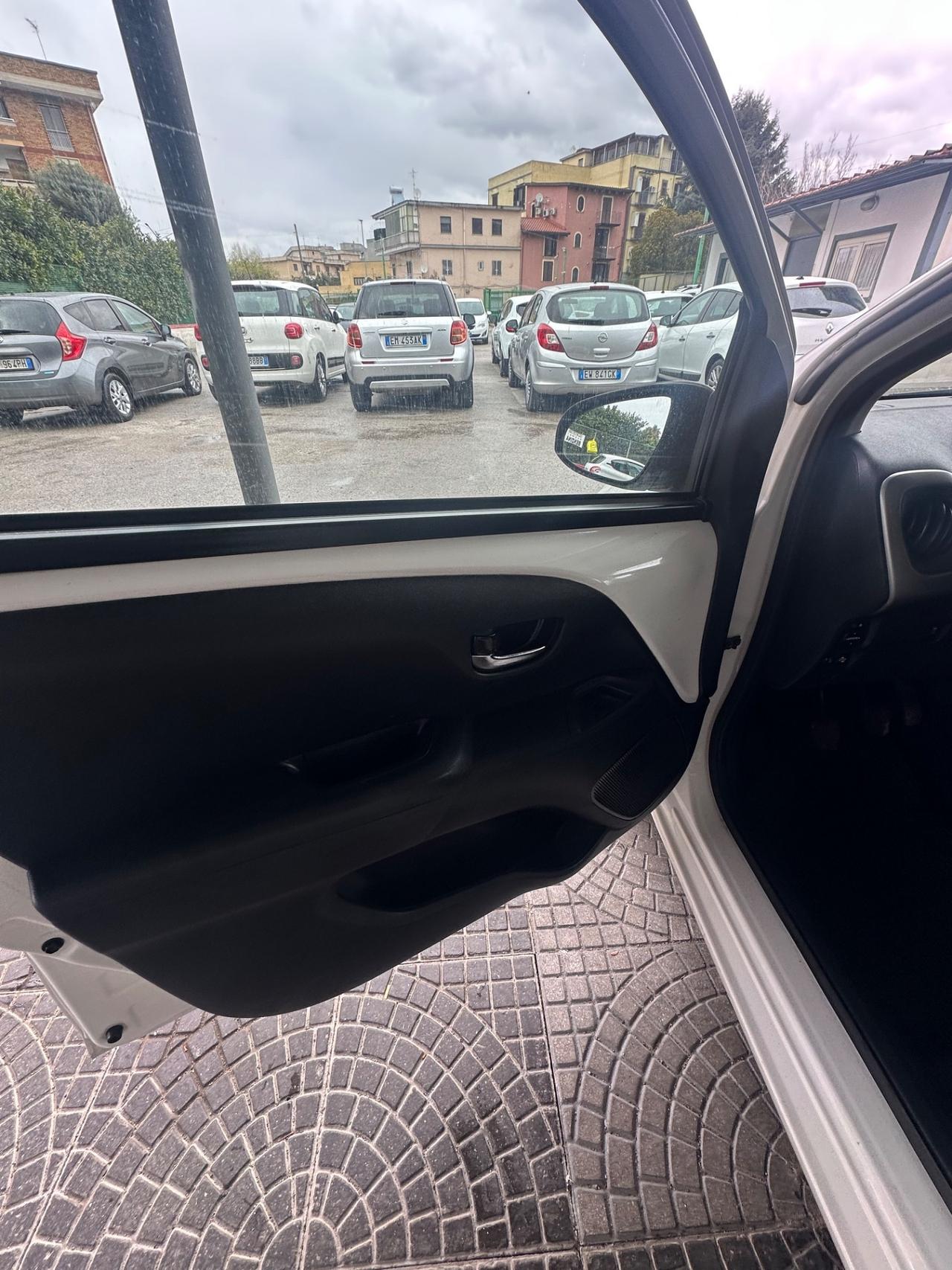 Toyota Aygo 1.0 VVT-i 69 CV 5 porte x-black TSS