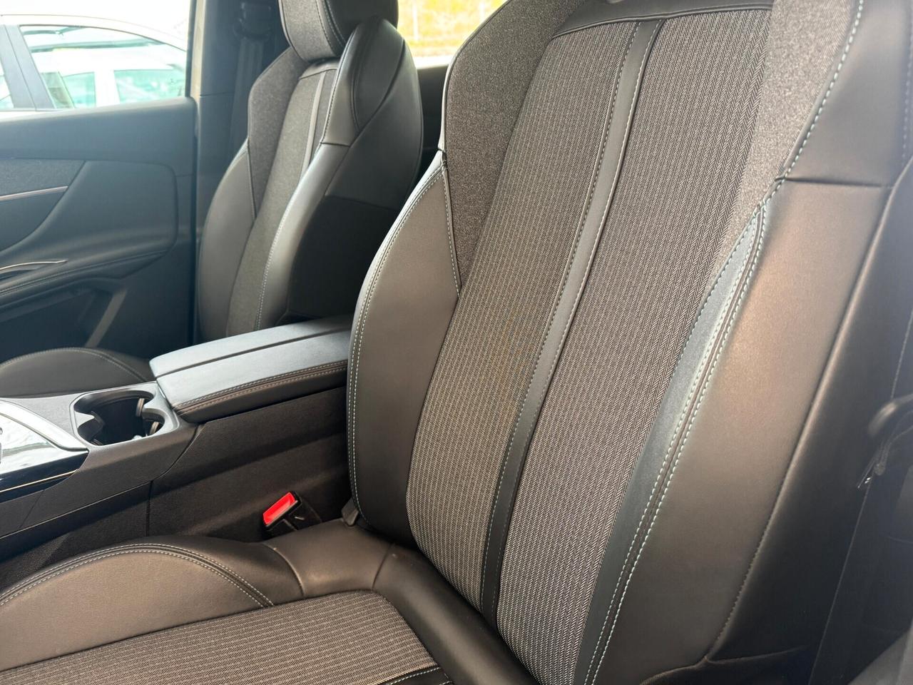 Peugeot 3008 Hybrid 225 e-EAT8 Allure Pack