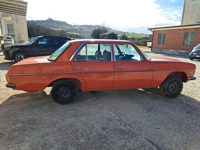 MERCEDES W115 \8 200D - RESTAURO DA ULTIMARE