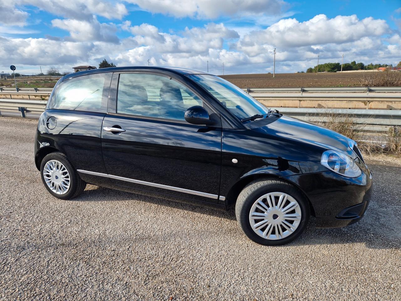 Lancia Ypsilon 1.3 MJT 75 CV Unyca