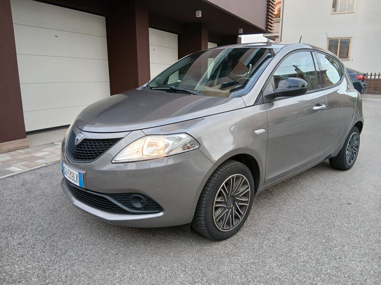 Lancia Ypsilon 1.2 69 CV 5 porte S&S Gold tua a € 169 mese