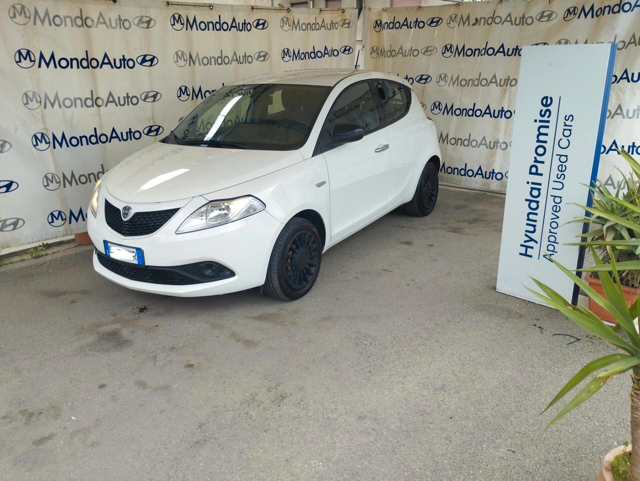 Lancia Ypsilon 1.0 FireFly 5 porte S&S Hybrid Ecochic Silver