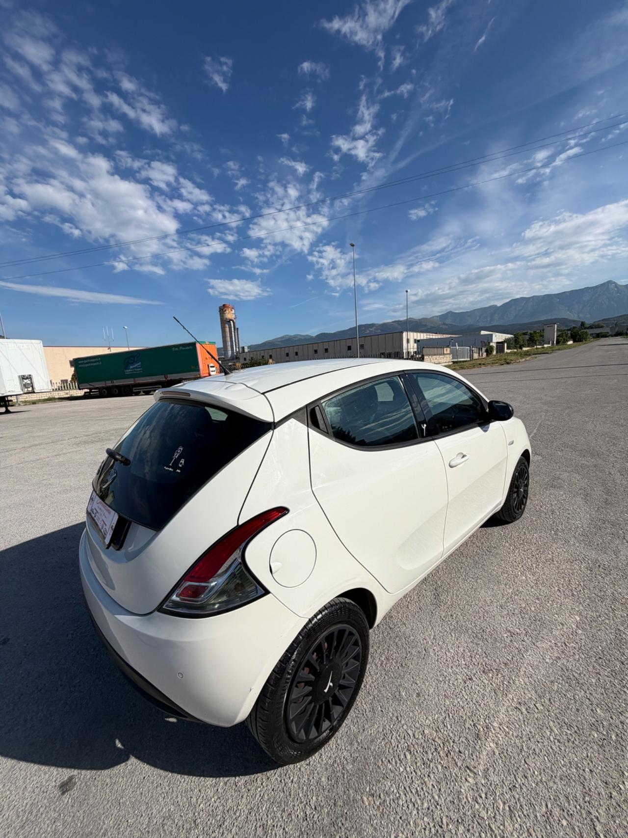 Lancia Ypsilon 1.2 69 CV 5 porte Silver