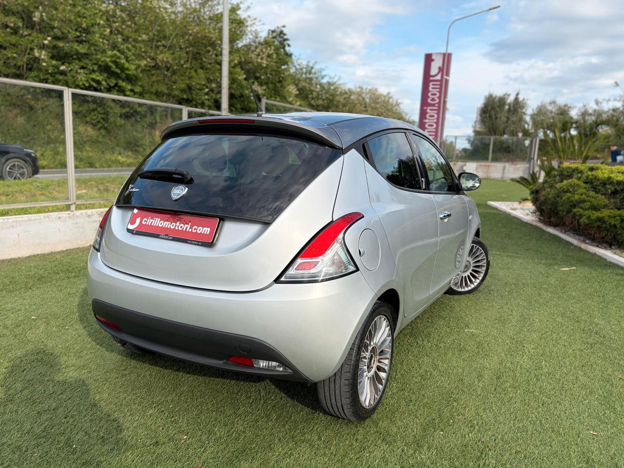 Lancia Ypsilon 0.9 TwinAir 85 CV 5 porte S&S Platinum