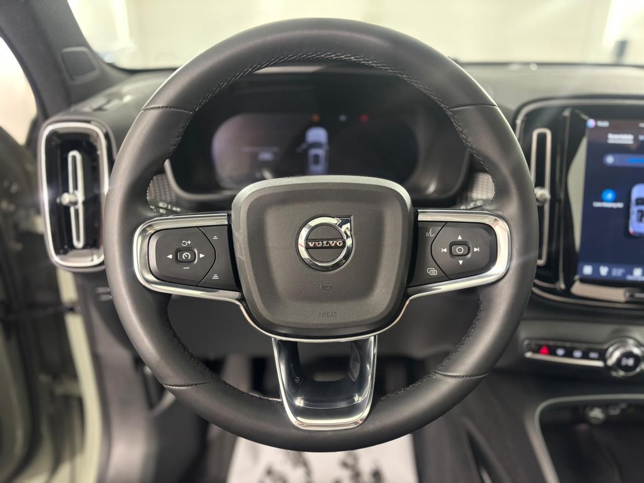 Volvo XC40 B3 automatico Ultimate Dark