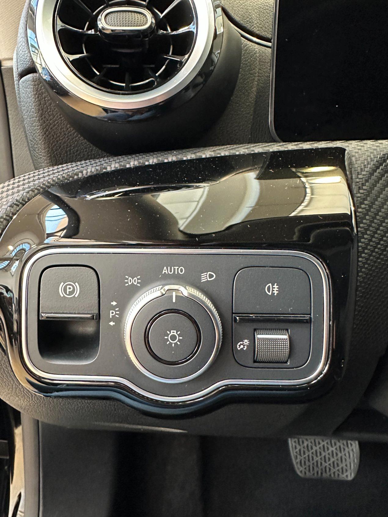 Mercedes CLA Shooting Brake 180 d Sport auto-LED-18"-Camera-Carplay-ACC
