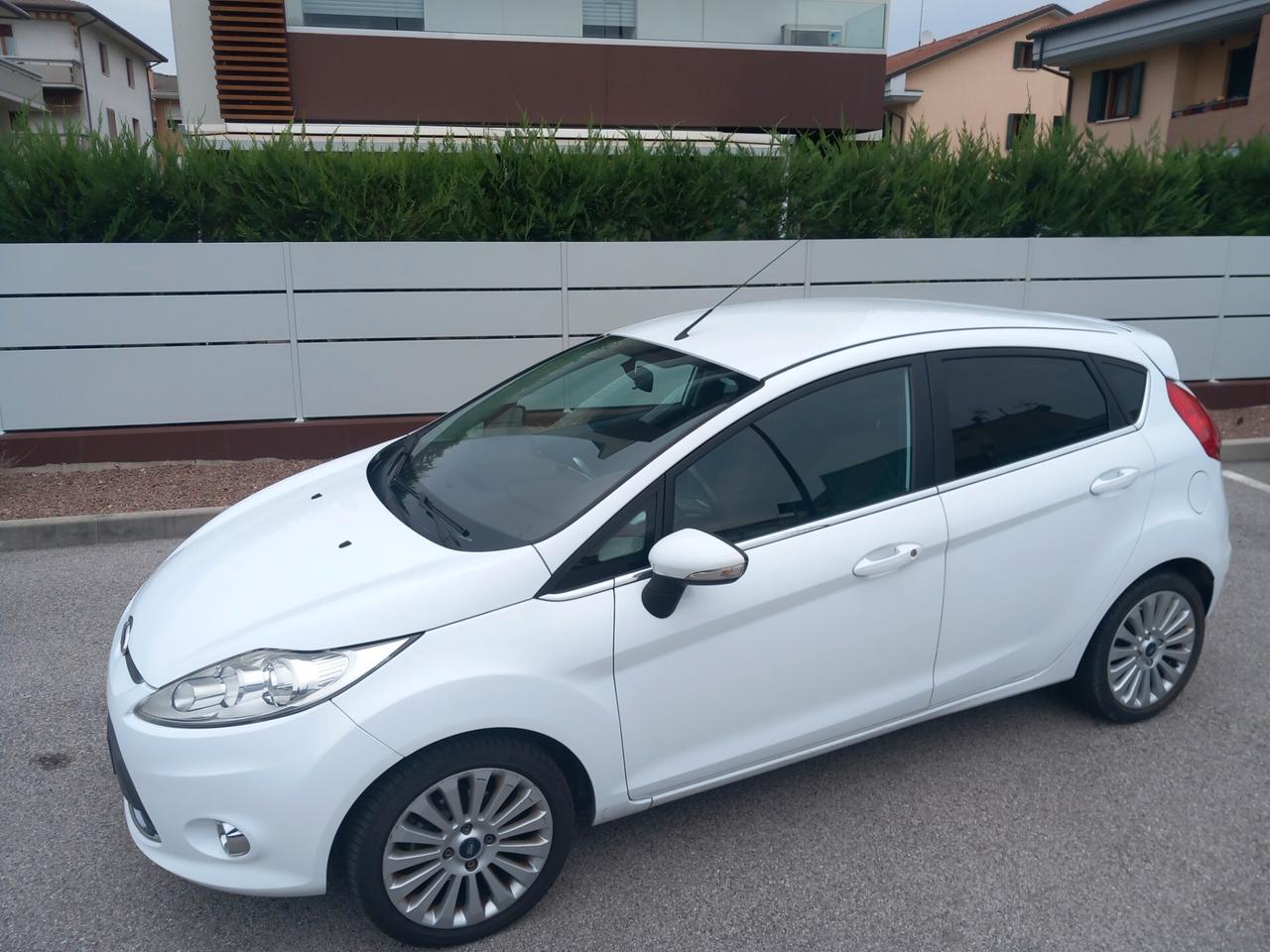 Ford Fiesta 1.4 5 porte Bz.- GPL Titanium unico proprietario